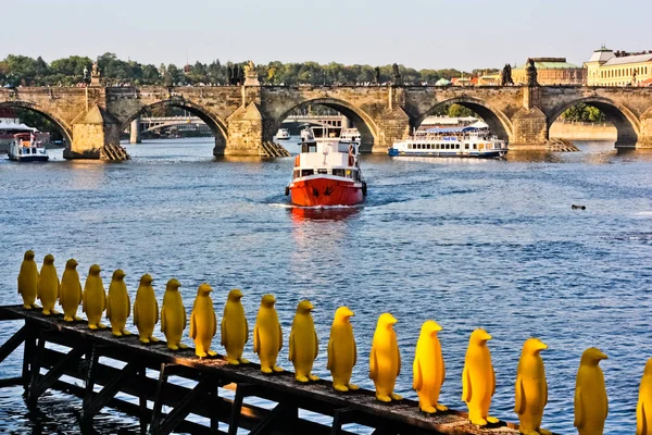 Желтые Пингвины Фоне Карлова Моста Праге — стоковое фото