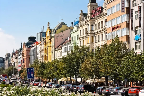 Prag Ağaçları Ile Renkli Sokak — Stok fotoğraf