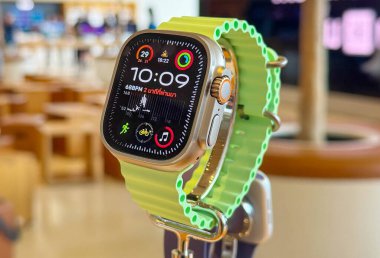 BANGKOK, THAILAND - 19 Eylül 2025: Apple Watch Ultra 3, Apple Store ICONSIAM alışveriş merkezinde sergileniyor