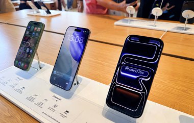 BANGKOK, THAILAND - 19 Eylül 2025: Apple Store ICONSIAM alışveriş merkezinde yeni bir iPhone17pro Max sergileniyor