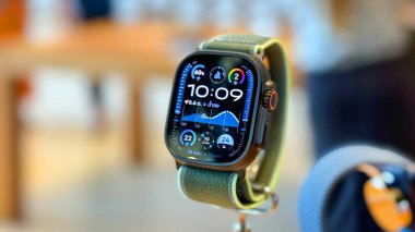 BANGKOK, THAILAND - 19 Eylül 2025: Apple Watch Ultra 3, Apple Store ICONSIAM alışveriş merkezinde sergileniyor
