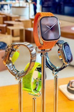 BANGKOK, THAILAND - 19 Eylül 2025: Apple Store ICONSIAM alışveriş merkezinde yeni bir Apple saati sergileniyor