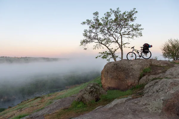 Vélo Solitaire Dans Rivière Brumeuse Canyon Près Des Pierres — Photo