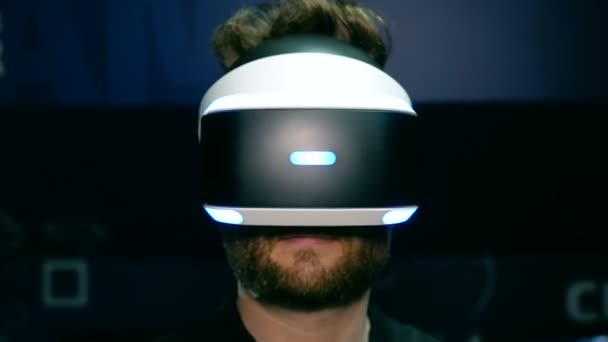 Bebaarde man in virtual reality bril draait zijn hoofd. — Stockvideo