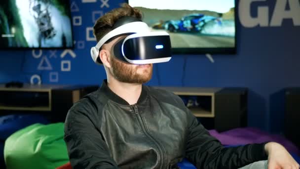 Jongeman in de helm van virtual reality schrok van wat hij zag. — Stockvideo