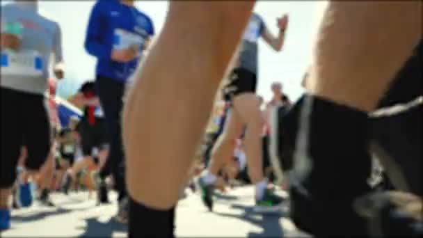 Vídeo borroso. Raza de mucha gente. Piernas de corredores en la maratón. Estilo de vida saludable. Competencia de atletas resistentes . — Vídeo de stock