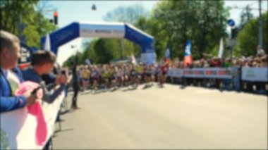 Bulanık video. Sporcuların başında. Bir sürü insan ırkı. Maraton kaçakçıları. Sağlıklı bir yaşam tarzı. Hardy sporcular rekabet.