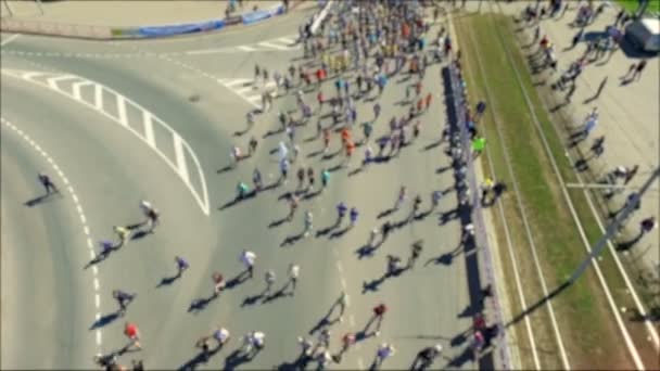 Verschwommene Videoaufnahmen aus der Luft. verschwommenes Video. Rasse von vielen Menschen. Läufer im Marathon. Gesunder Lebensstil. Wettkampfhärte Athleten. — Stockvideo