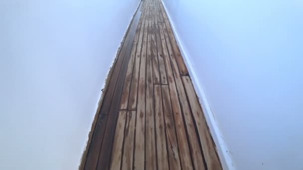 Câmera levanta-se lentamente revela o longo convés do iate que fica no mar. Longo piso de madeira feito de placas — Vídeo de Stock