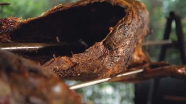 Küçük koyun hazırlanır ve şiş döndürülmüş. Sokakta kızarmış et. Barbekü yükleme.