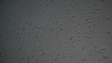 Yağmur damlaları pencere camına düşmek ve o ileri akış.