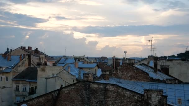 市内中古住宅の屋根のビュー。鋭くカメラを移動します。美しい夕焼け雲. — ストック動画