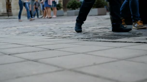 Os pés humanos de sapatos caminham em uma estrada de pedra. Caminhando na cidade . — Vídeo de Stock