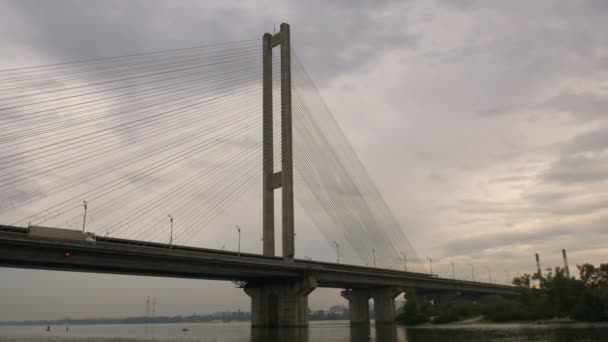 Velký most přes řeku. Architektonické, stavební, připojení dvě banky ve městě. Masivní konstrukce. Náklaďák veze náklad přes most. — Stock video