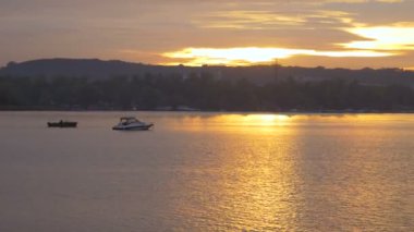 Pahalı gemi ve su güzel bir gün batımı, ucuz tekne. Şehir dışında tutun. Akşam ufuk. Farklı durum.