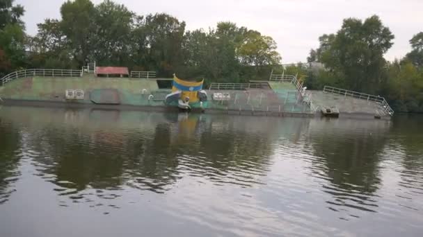 Das überflutete Schiff liegt am Grund in Ufernähe. alte ausgemusterte Barge. Folgen eines Crashs auf dem Wasser. — Stockvideo