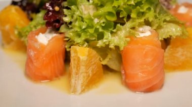 Salata krem peynir ve somon bir beyaz tabak yakın çekim iplik. Sağlıklı besin. Yemek pişirmek için ilginç malzemeler.