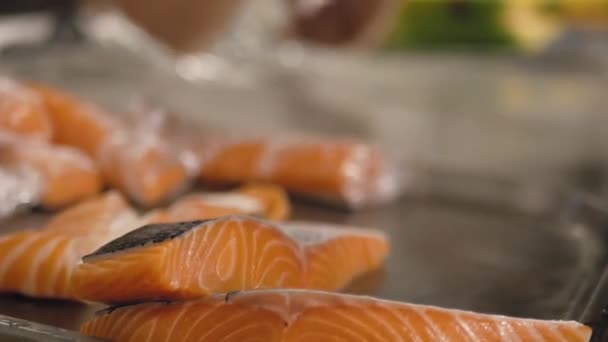 Mänskliga händer ta en bit skivad laxfilé. Beredning av fisk matlagning. — Stockvideo