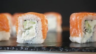 Suşi rulobir daire içinde spin sonra durdurmak ve bir rulo çubukları yardımıyla alınır. Lezzetli fast food.