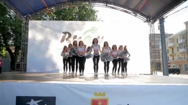 Vinnytsia Ukrayna - 26 Mayıs 2019: Amigo takımı küçük bir sahnede performans sergiliyor. İnce güzel kız bir grup sorunsuz ve senkronize dans.