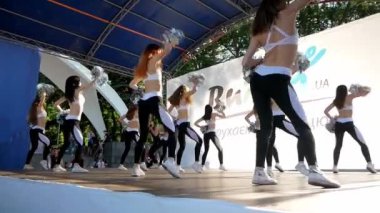 Vinnytsia Ukrayna - 26 Mayıs 2019: Amigo takımı küçük bir sahnede performans sergiliyor. İnce güzel kız bir grup sorunsuz ve senkronize dans.
