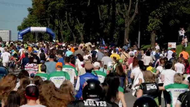 Βίνιτσα Ουκρανία-26 Μαΐου 2019: πλήθος ανθρώπων που τρέχουν σε μαραθώνιο. Οι αθλητές συμμετέχουν στη μεγάλη κούρσα για 21 χιλιόμετρα. — Αρχείο Βίντεο