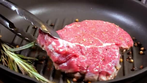 La bistecca di carne succosa è girata dall'altra parte per una frittura completa . — Video Stock