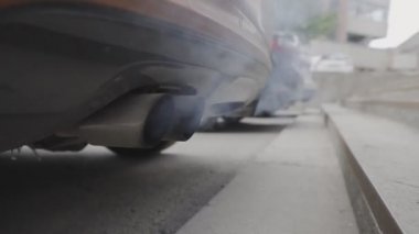 Trafik dumanı. Egzoz borusu. Arabalardan kaynaklanan çevre kirliliği