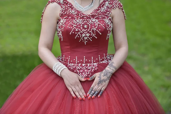 Mão Mulher Com Tatuagem Henna Vestido Vermelho — Fotografia de Stock