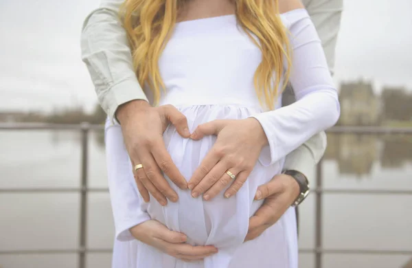 Hände Berühren Schwangeren Bauch — Stockfoto