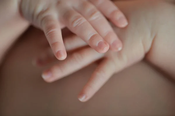 Mère Tient Les Pieds Bébé Dans Les Mains — Photo