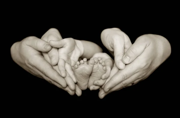 Pequenos Pés Bebê Segura Sua Mãe Suas Mãos — Fotografia de Stock