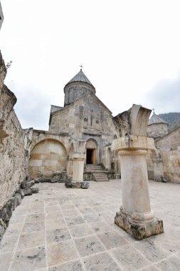 Güzel Ermeni Manastırı Haghartsin sonbahar ormanda.