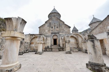 Güzel Ermeni Manastırı Haghartsin sonbahar ormanda.
