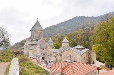 Güzel Ermeni Manastırı Haghartsin sonbahar ormanda.