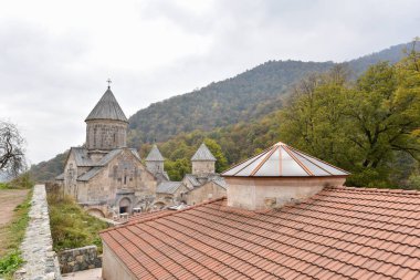 Güzel Ermeni Manastırı Haghartsin sonbahar ormanda.
