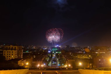 Geceleri Erivan kenti havai fişeklerle, Ermenistan