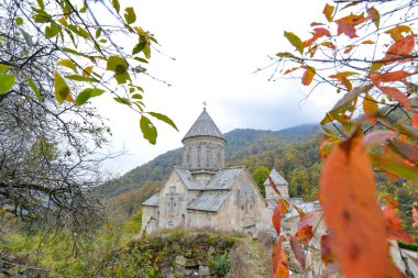 Güzel Ermeni Manastırı Haghartsin sonbahar ormanda.