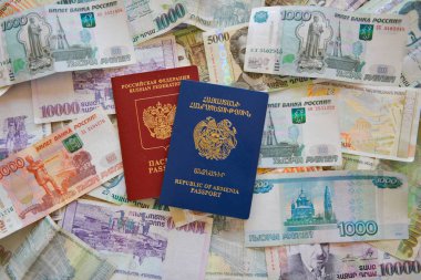 Rus Ermeni pasaport ve arka planda ruble.