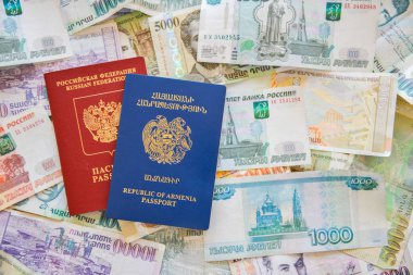 Rus Ermeni pasaport ve arka planda ruble.