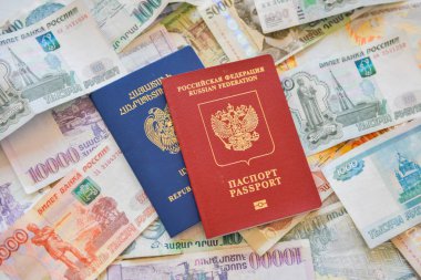 Rus Ermeni pasaport ve arka planda ruble.