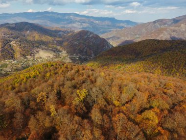 Drone uçuş Ermeni sonbahar ormanlarda gizli bir Tanrım göl üzerinde