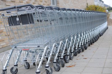 Alışveriş sepetlerini süpermarket dışında boş metalik