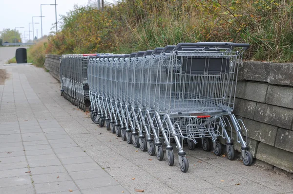 Leere Metallische Einkaufswagen Vor Dem Supermarkt — Stockfoto