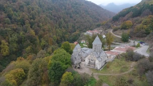 Hermoso Monasterio Armenio Haghartsin Bosque Otoño — Vídeos de Stock