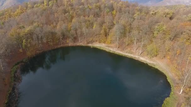 Voo Drone Sobre Lago Escondido Gosh Nas Florestas Arménias Outono — Vídeo de Stock