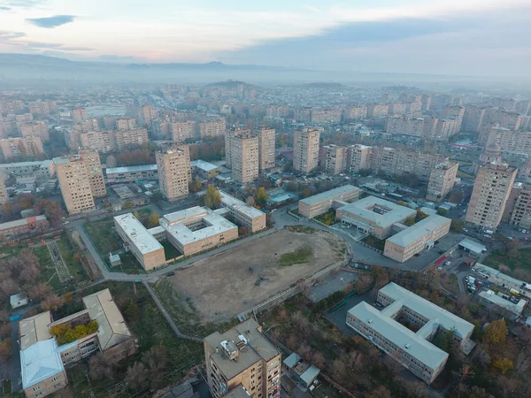 Arial Ansicht Der Gebäude Der Stadt Jerewan Unter Blauem Himmel — Stockfoto