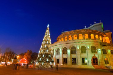 Opera ve Bale Tiyatrosu ile Noel ağacı, Yerevan gece