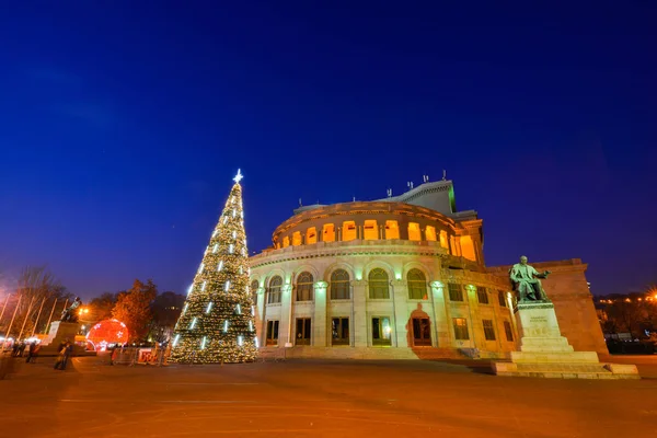 Opera ve Bale Tiyatrosu ile Noel ağacı, Yerevan gece