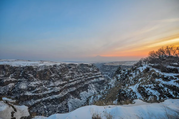 Kassakh river gorge yakınındaki Saghmosavank Manastırı. Ermenistan